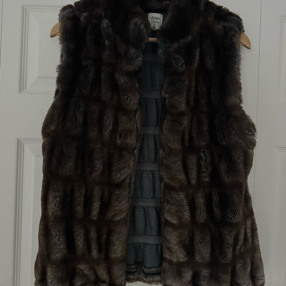 Dylan Brown Faux Fur Vest Luxurious Warmth - Picture 4 of 5